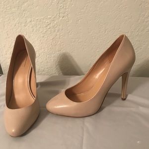 Nude pumps